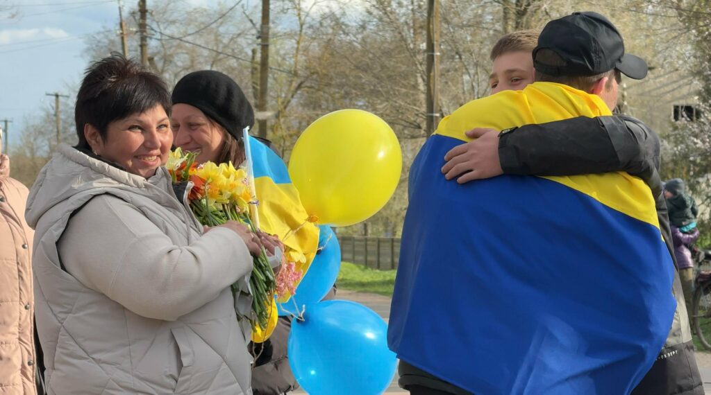 На Одещині зустріли звільненого з полону захисника Олексія Белінського В Одесской области встретили освобожденного из плена защитника Алексея Белинского