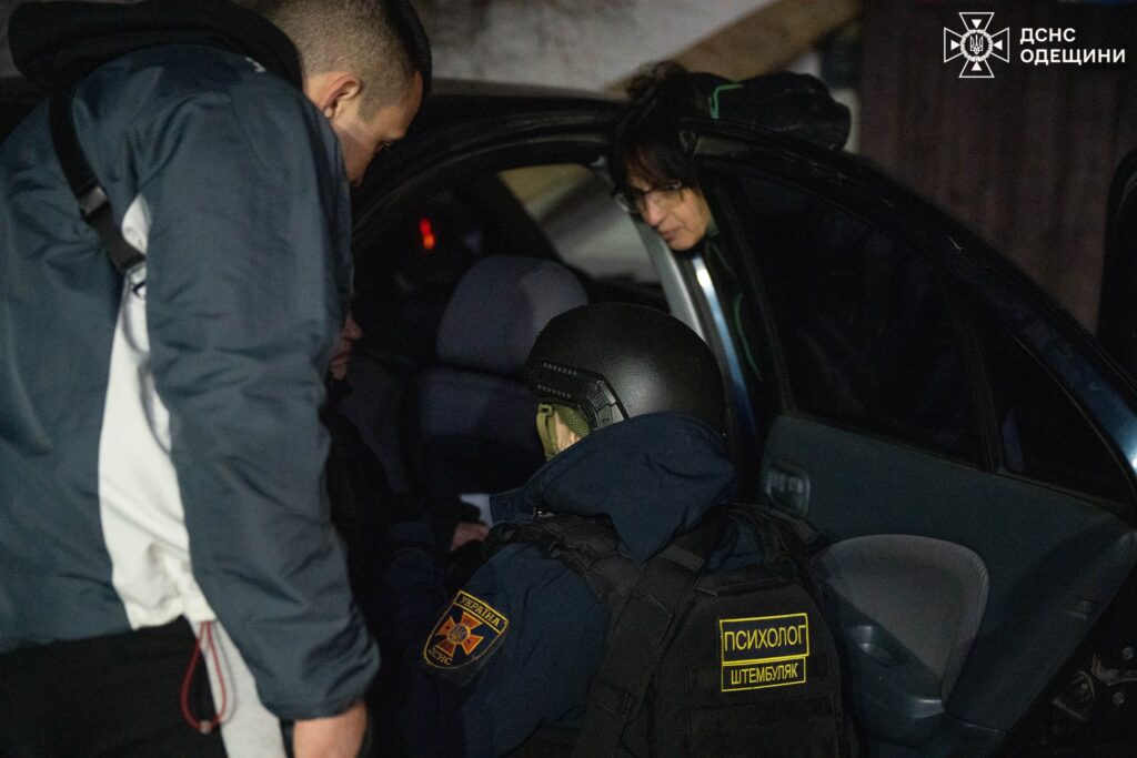 Нічна атака на Одесу: ДСНС показала кадри ліквідації пожеж Ночная атака на Одессу: ГСЧС показала кадры ликвидации пожаров