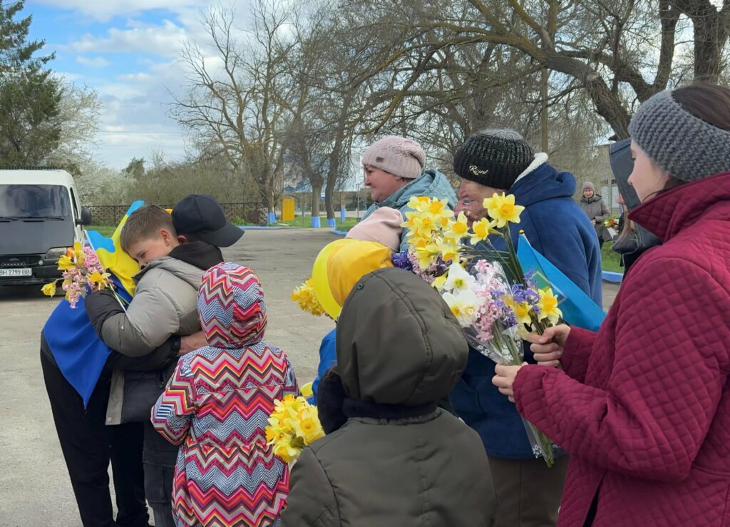 На Одещині зустріли звільненого з полону захисника Олексія Белінського В Одесской области встретили освобожденного из плена защитника Алексея Белинского