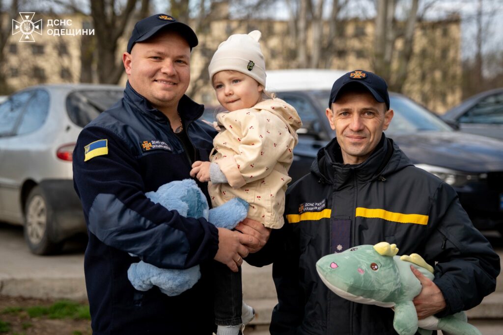 Одеські рятувальники провідали врятовану з-під завалів дворічну Кароліну