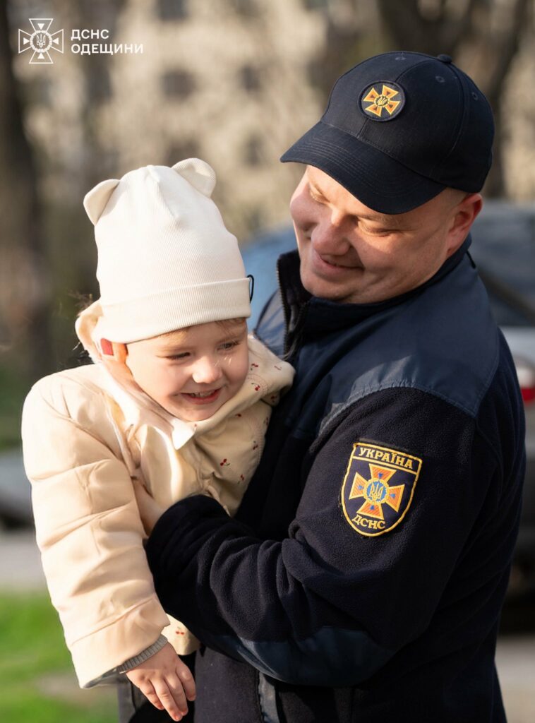 Одеські рятувальники провідали врятовану з-під завалів дворічну Кароліну