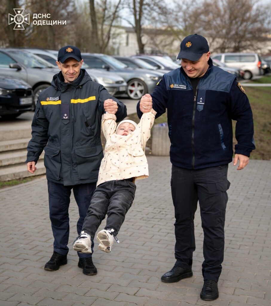Одеські рятувальники провідали врятовану з-під завалів дворічну Кароліну
