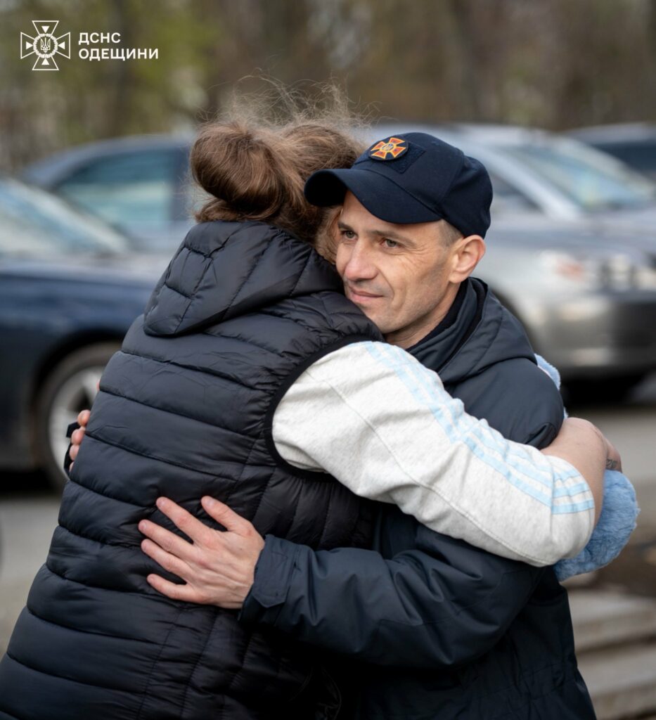 Одеські рятувальники провідали врятовану з-під завалів дворічну Кароліну
