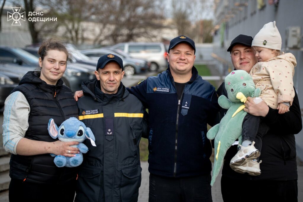 Одеські рятувальники провідали врятовану з-під завалів дворічну Кароліну