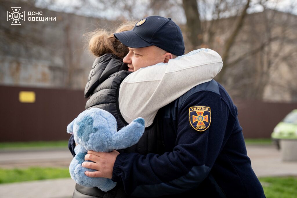 Одеські рятувальники провідали врятовану з-під завалів дворічну Кароліну