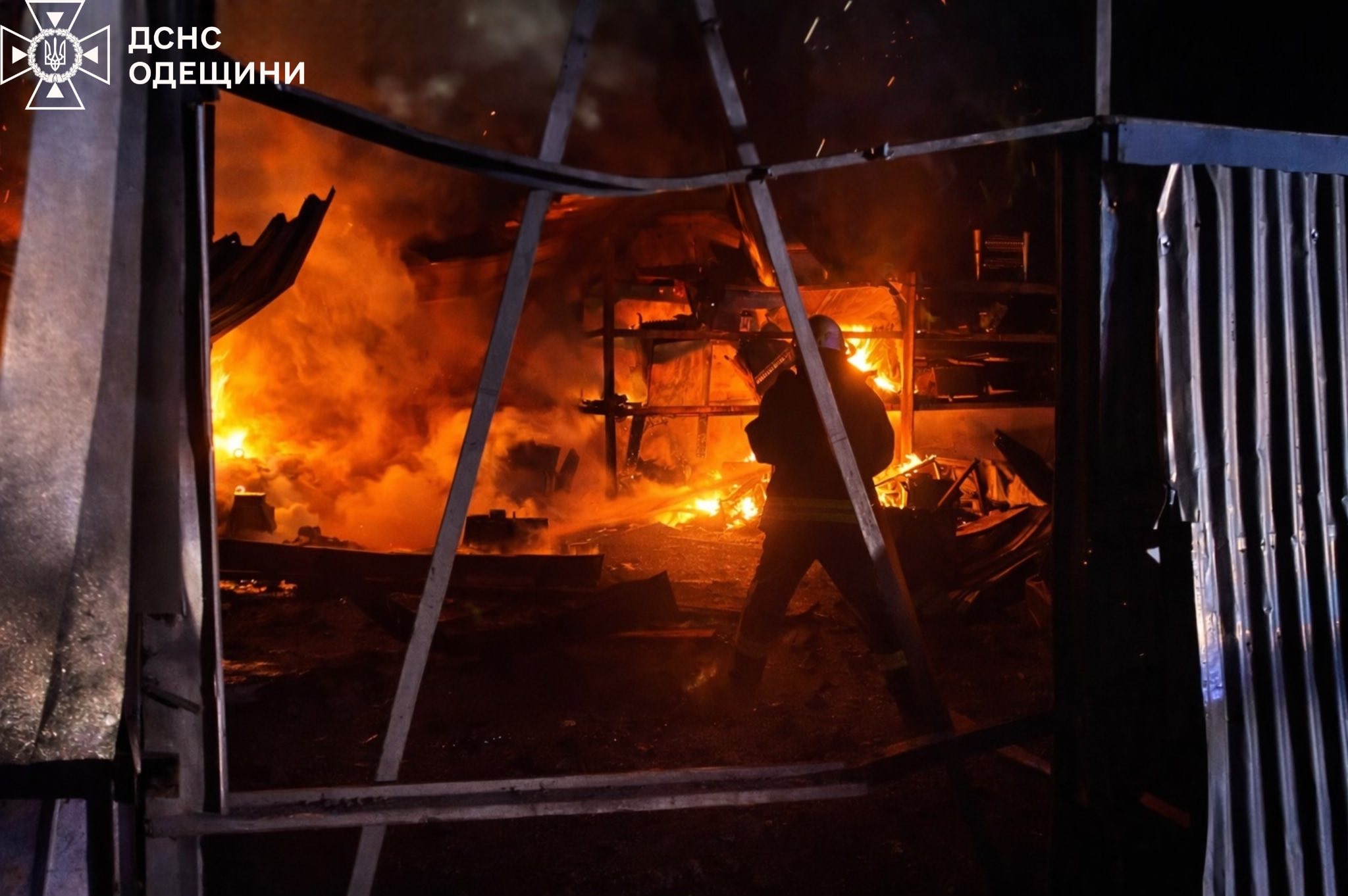 РФ атаковала юг Одесской области – на территории портовой инфраструктуры произошли пожары