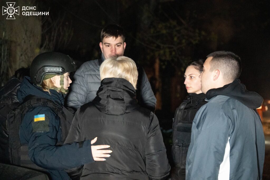 Нічна атака на Одесу: ДСНС показала кадри ліквідації пожеж Ночная атака на Одессу: ГСЧС показала кадры ликвидации пожаров