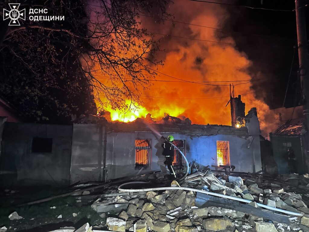 Нічна атака на Одесу: ДСНС показала кадри ліквідації пожеж Ночная атака на Одессу: ГСЧС показала кадры ликвидации пожаров