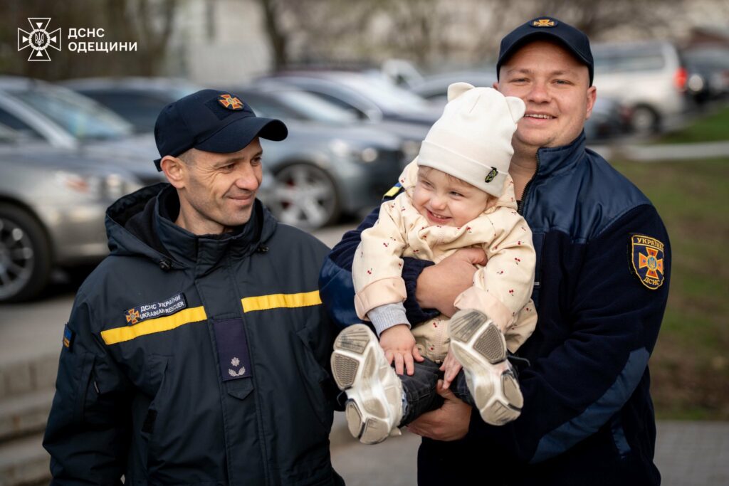 Одеські рятувальники провідали врятовану з-під завалів дворічну Кароліну