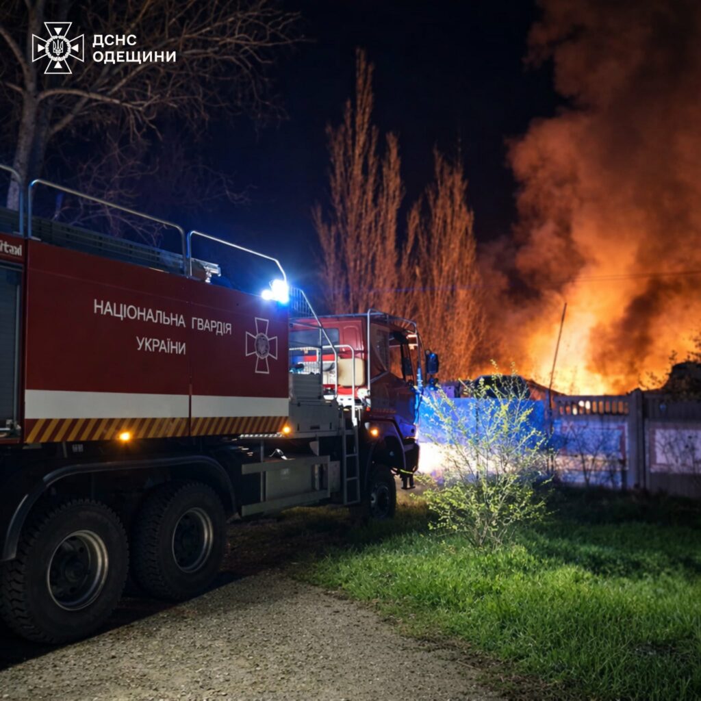 Боротьба з вогнем під обстрілами: ДСНС показала кадри ліквідації наслідків атаки по Одещині