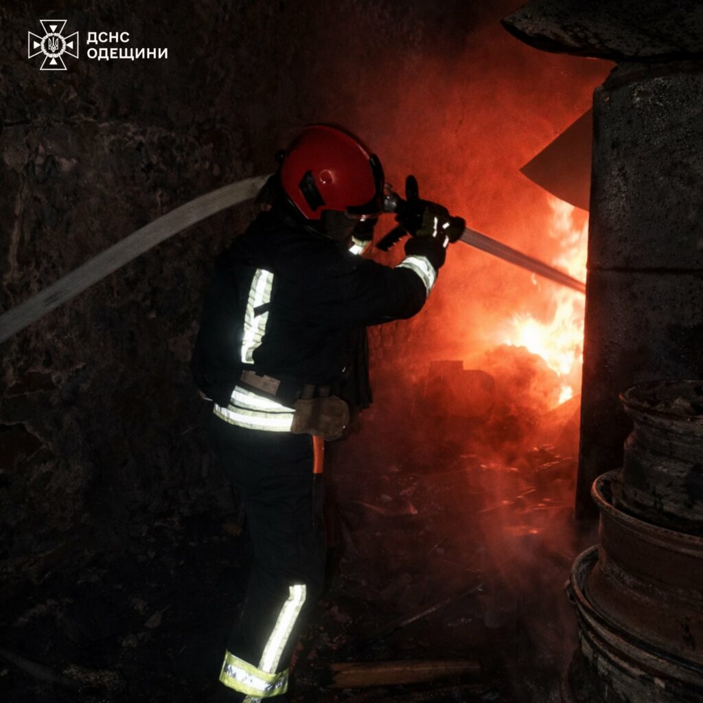 Боротьба з вогнем під обстрілами: ДСНС показала кадри ліквідації наслідків атаки по Одещині