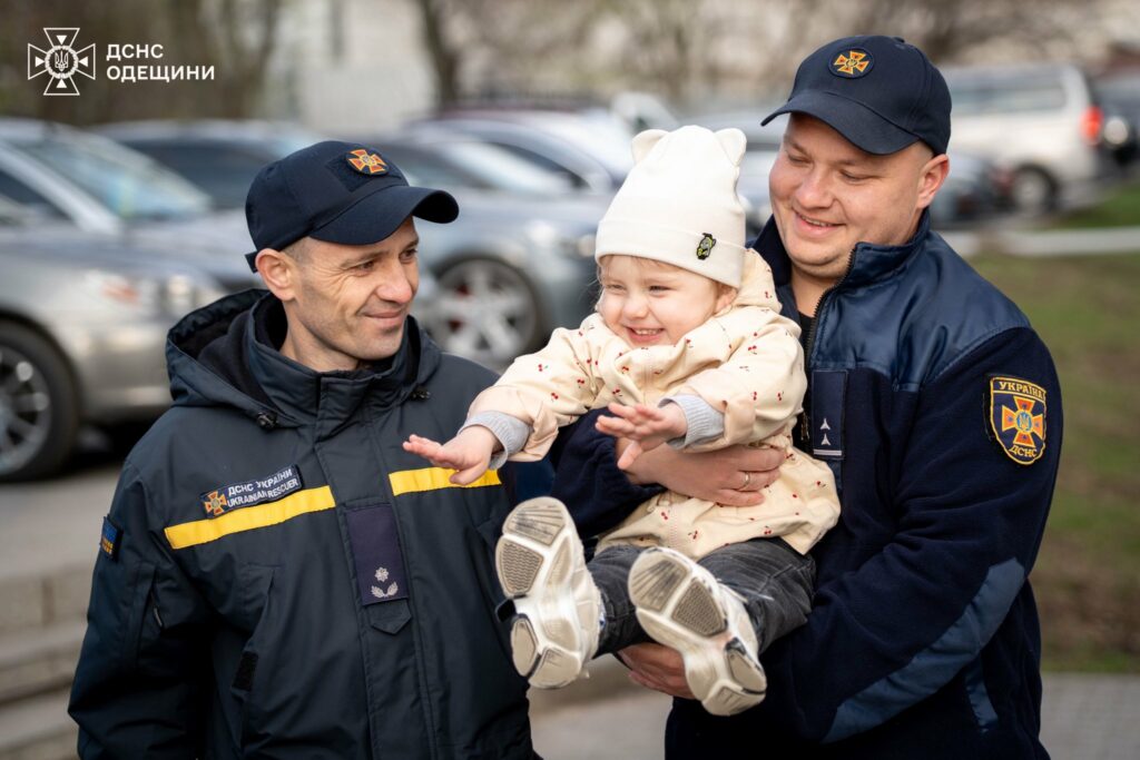 Одеські рятувальники провідали врятовану з-під завалів дворічну Кароліну