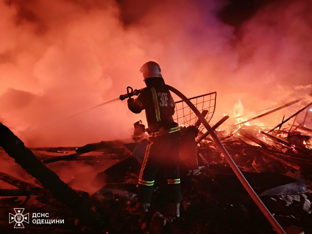 Боротьба з вогнем під обстрілами: ДСНС показала кадри ліквідації наслідків атаки по Одещині