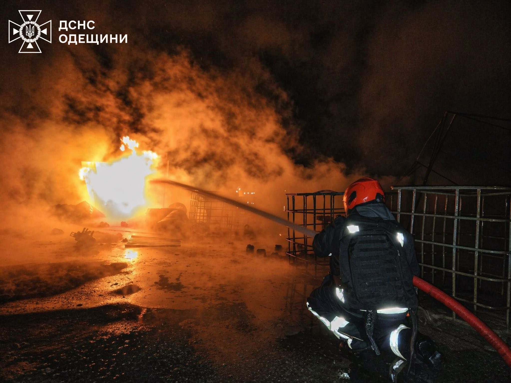 ГСЧС показала кадры ликвидации пожаров после ночной атаки на Одесскую область ГСЧС показала кадры ликвидации пожаров после ночной атаки на Одесскую область