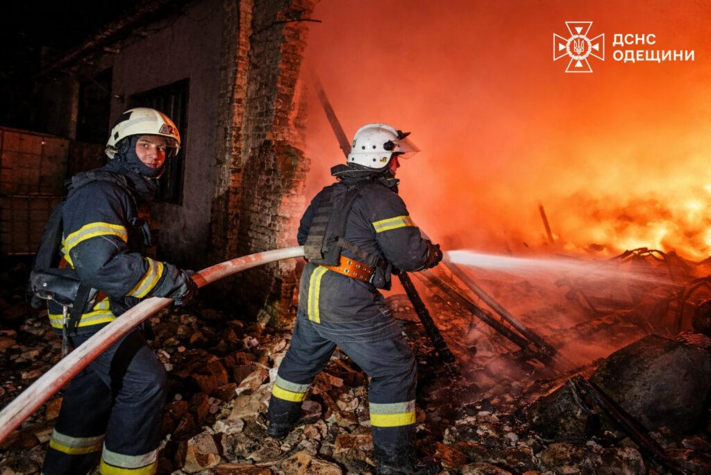 Боротьба з вогнем під обстрілами: ДСНС показала кадри ліквідації наслідків атаки по Одещині