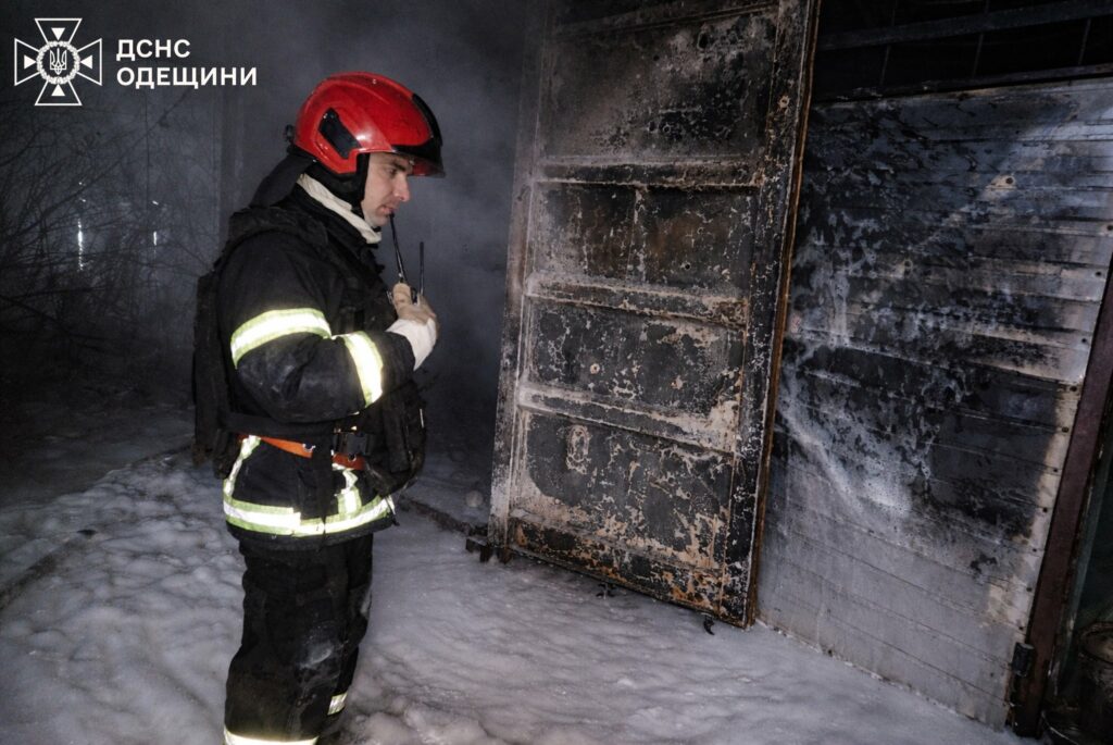ДСНС показала кадри ліквідації пожеж після нічної атаки на Одещину ГСЧС показала кадры ликвидации пожаров после ночной атаки на Одесскую область