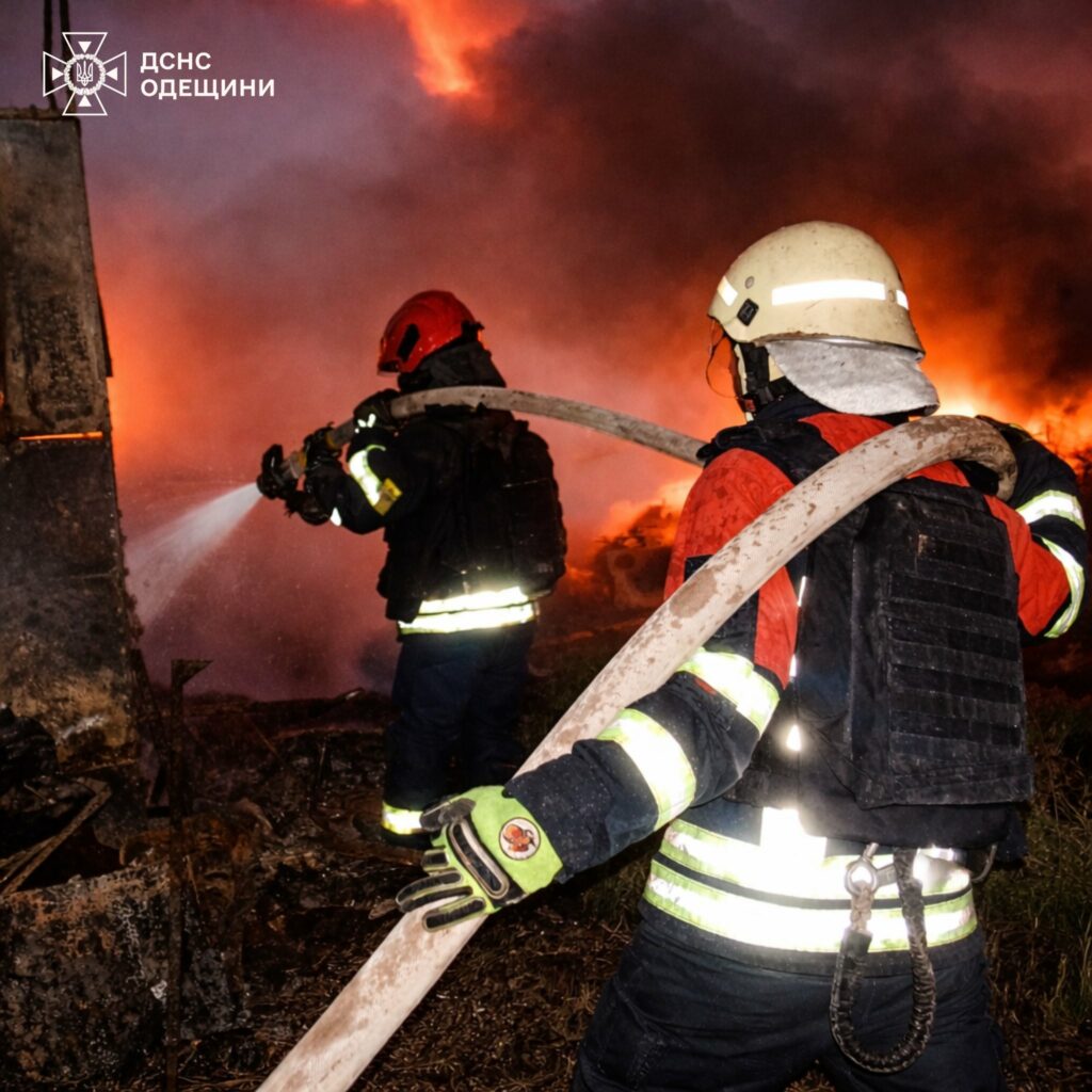 Боротьба з вогнем під обстрілами: ДСНС показала кадри ліквідації наслідків атаки по Одещині