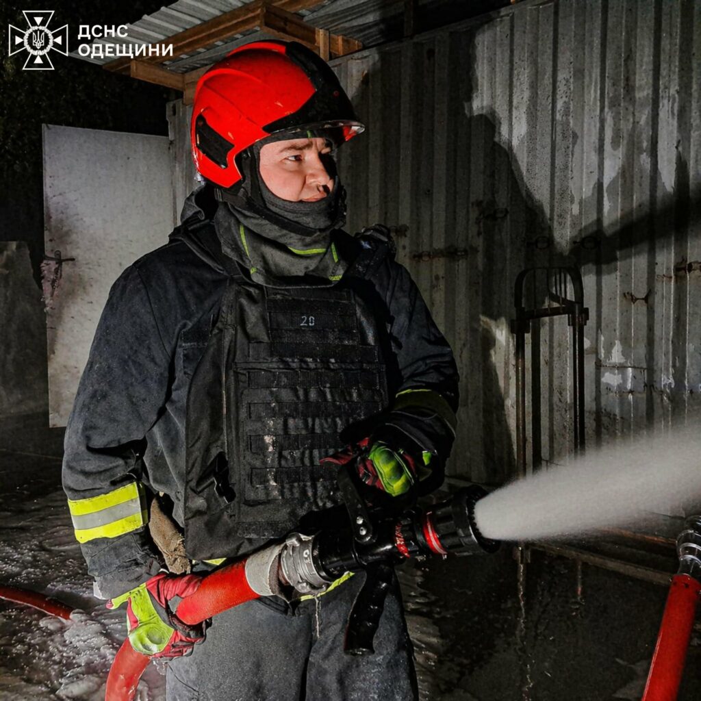 ДСНС показала кадри ліквідації пожеж після нічної атаки на Одещину ГСЧС показала кадры ликвидации пожаров после ночной атаки на Одесскую область