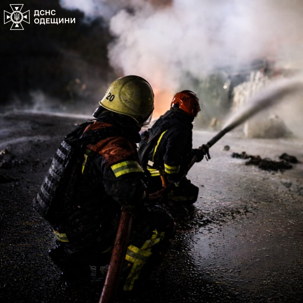 ДСНС показала кадри ліквідації пожеж після нічної атаки на Одещину ГСЧС показала кадры ликвидации пожаров после ночной атаки на Одесскую область