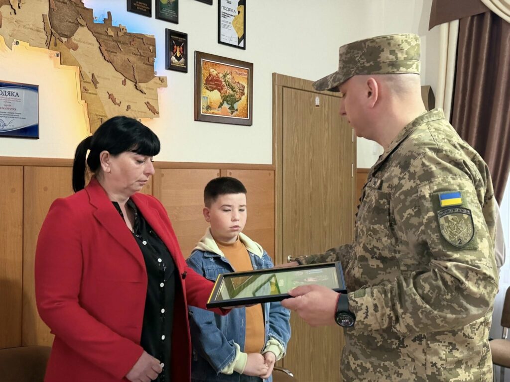 На Одещині родині загиблого прикордонника вручили медаль «За військову службу Україні» На Одещині родині загиблого прикордонника вручили медаль «За військову службу Україні»