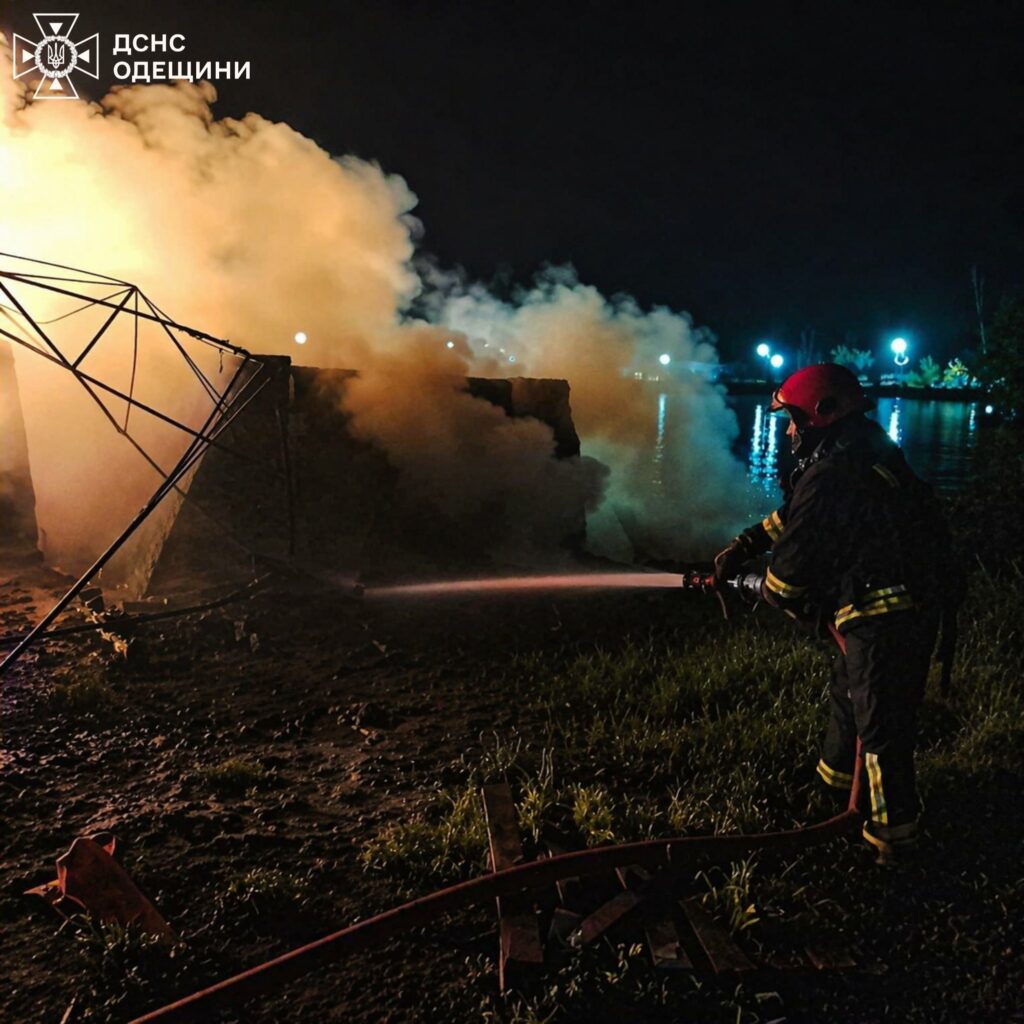 ДСНС показала кадри ліквідації пожеж після нічної атаки на Одещину ГСЧС показала кадры ликвидации пожаров после ночной атаки на Одесскую область