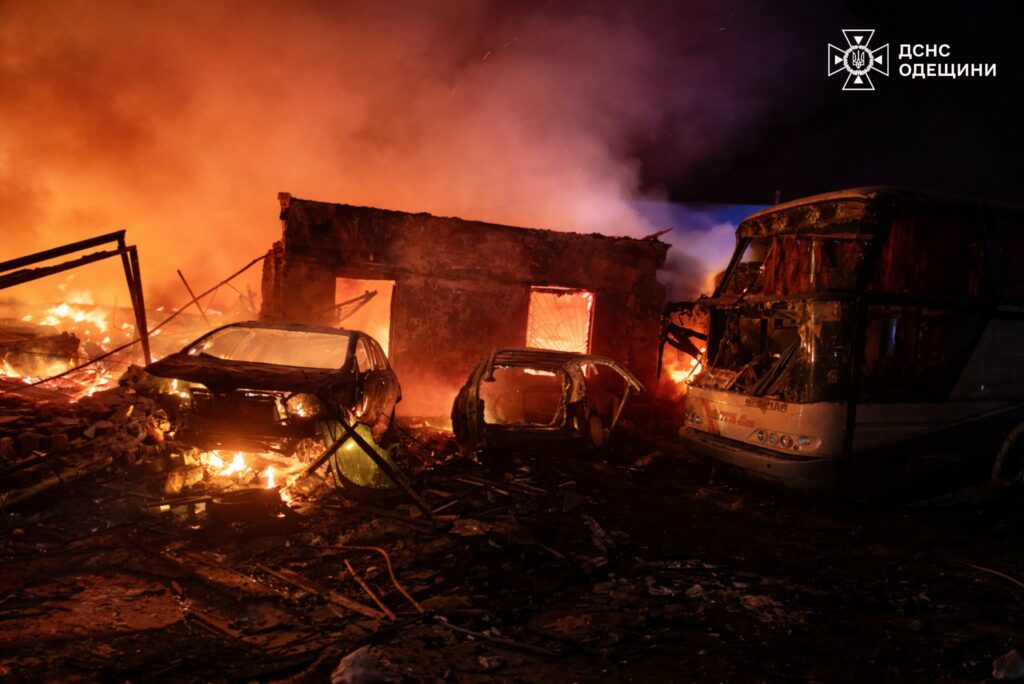 Боротьба з вогнем під обстрілами: ДСНС показала кадри ліквідації наслідків атаки по Одещині