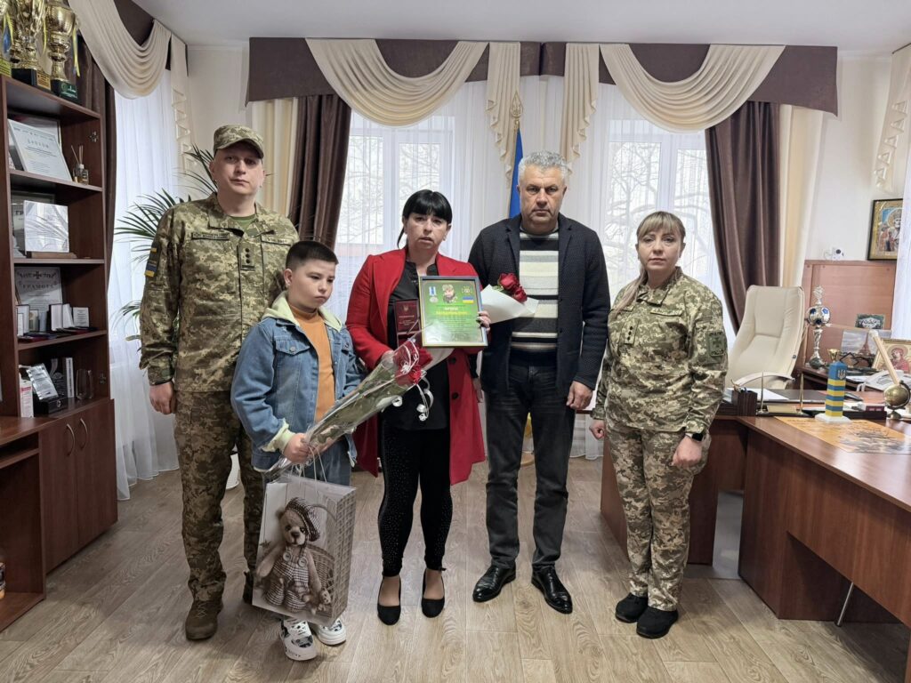 На Одещині родині загиблого прикордонника вручили медаль «За військову службу Україні» На Одещині родині загиблого прикордонника вручили медаль «За військову службу Україні»