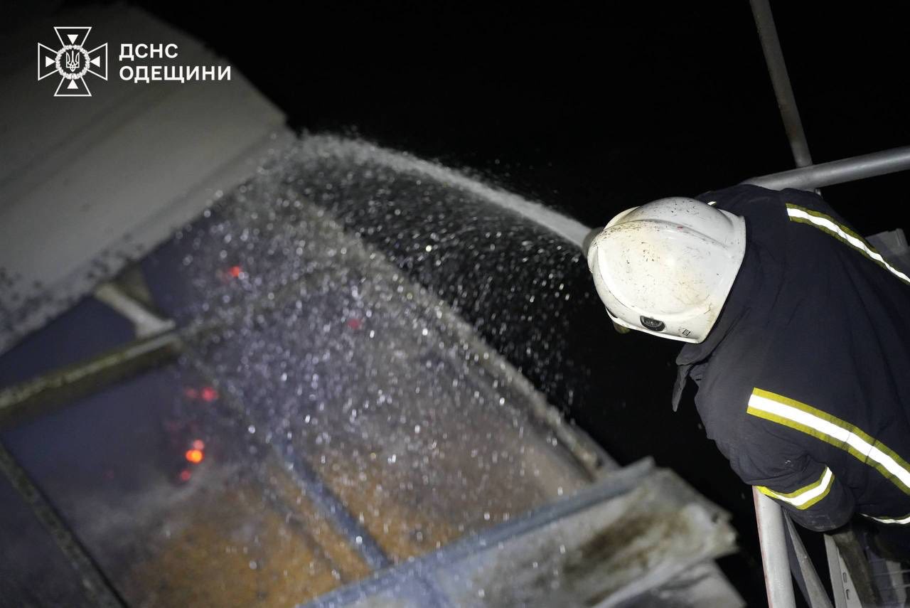 Ночью РФ атаковала Одесский район ударными БпЛА – повреждены объекты портовой и промышленной инфраструктуры, пострадал человек (обновлено) Ночью РФ атаковала Одесский район ударными БпЛА – повреждены объекты портовой и промышленной инфраструктуры, пострадал человек (обновлено)
