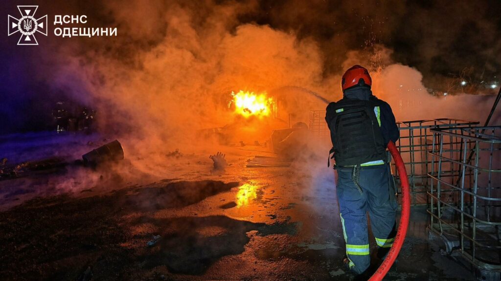 ДСНС показала кадри ліквідації пожеж після нічної атаки на Одещину ГСЧС показала кадры ликвидации пожаров после ночной атаки на Одесскую область