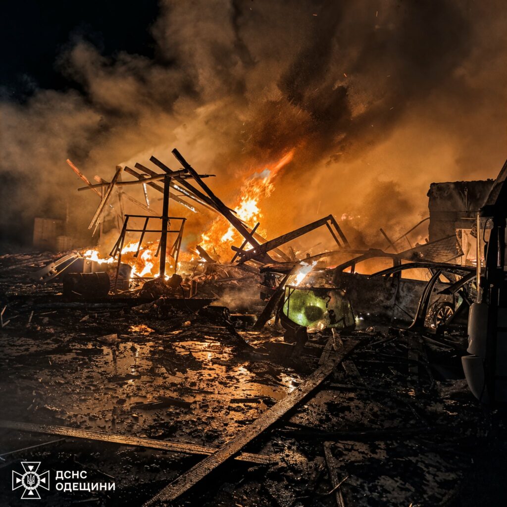 Боротьба з вогнем під обстрілами: ДСНС показала кадри ліквідації наслідків атаки по Одещині