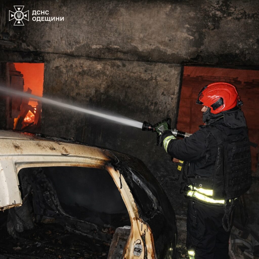 Боротьба з вогнем під обстрілами: ДСНС показала кадри ліквідації наслідків атаки по Одещині