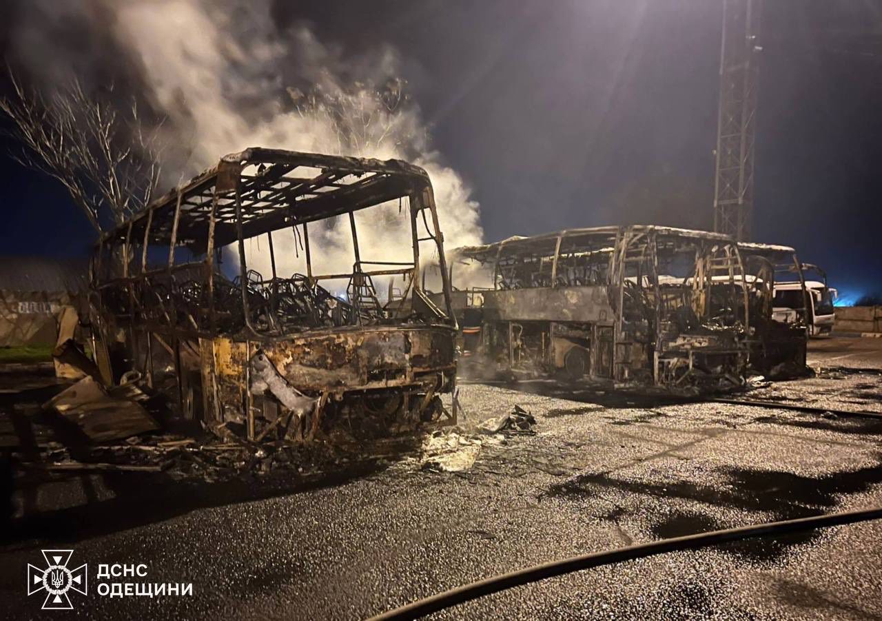 Ночью РФ атаковала Одесский район ударными БпЛА – повреждены объекты портовой и промышленной инфраструктуры, пострадал человек (обновлено) Ночью РФ атаковала Одесский район ударными БпЛА – повреждены объекты портовой и промышленной инфраструктуры, пострадал человек (обновлено)