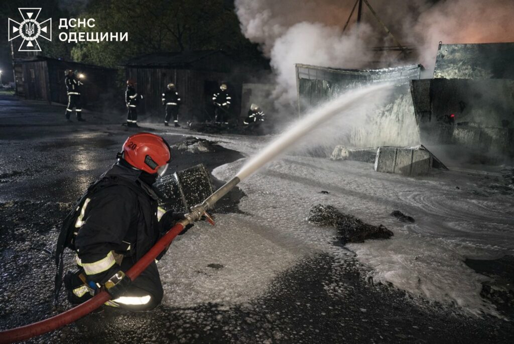 ДСНС показала кадри ліквідації пожеж після нічної атаки на Одещину ГСЧС показала кадры ликвидации пожаров после ночной атаки на Одесскую область