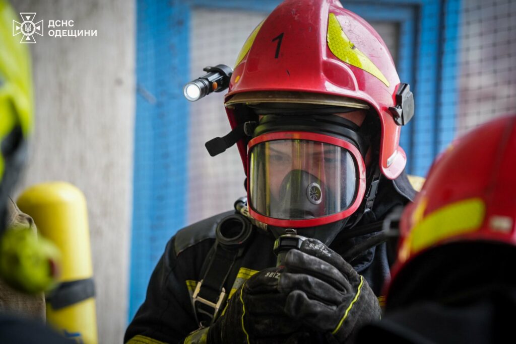 Шесть десятков спасателей тушили пожар в 16-этажке в Одессе (фото, видео)