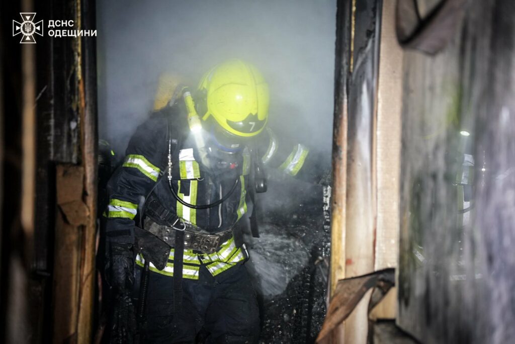 Шесть десятков спасателей тушили пожар в 16-этажке в Одессе (фото, видео)