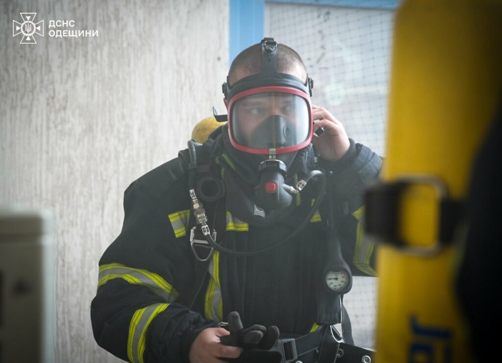 Шесть десятков спасателей тушили пожар в 16-этажке в Одессе (фото, видео)