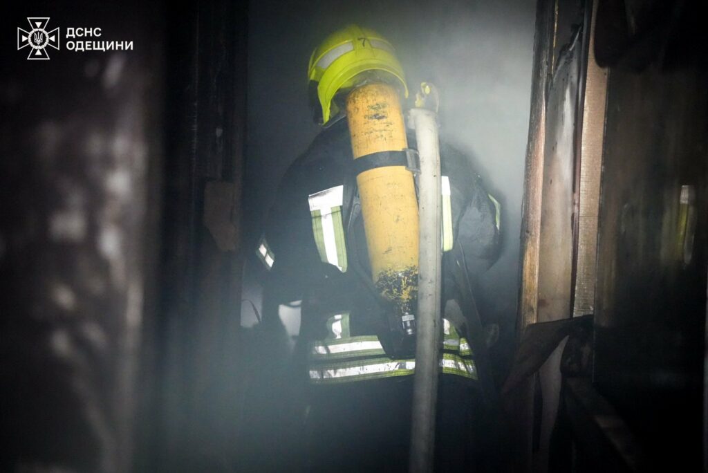 Шесть десятков спасателей тушили пожар в 16-этажке в Одессе (фото, видео)