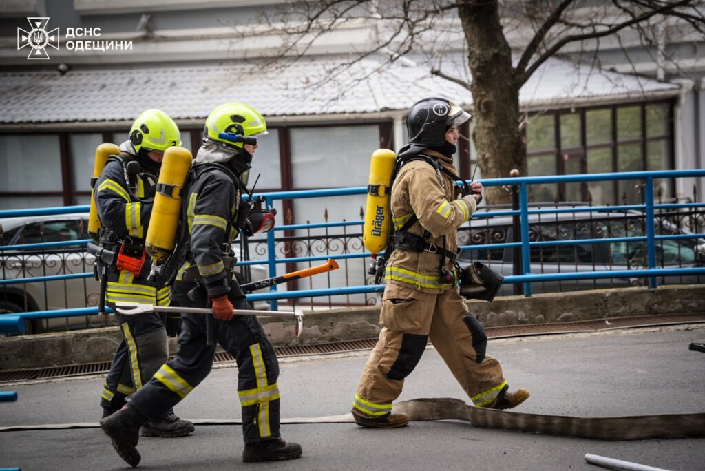 Шесть десятков спасателей тушили пожар в 16-этажке в Одессе (фото, видео)