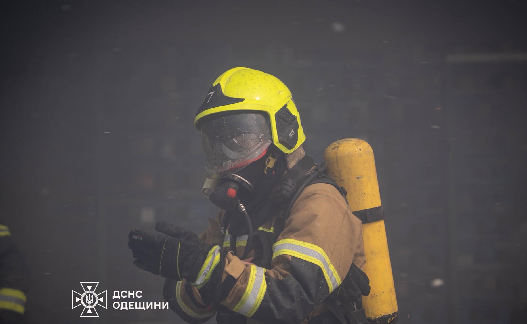 В Одесской области пожарные спасли девушку во время пожара в многоэтажке