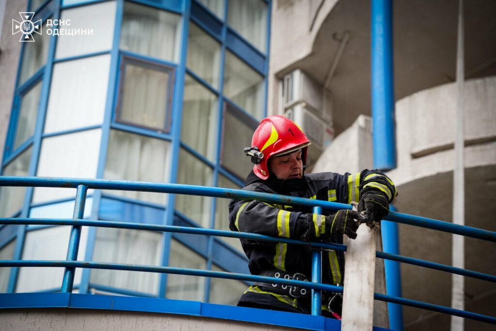 Шесть десятков спасателей тушили пожар в 16-этажке в Одессе (фото, видео)