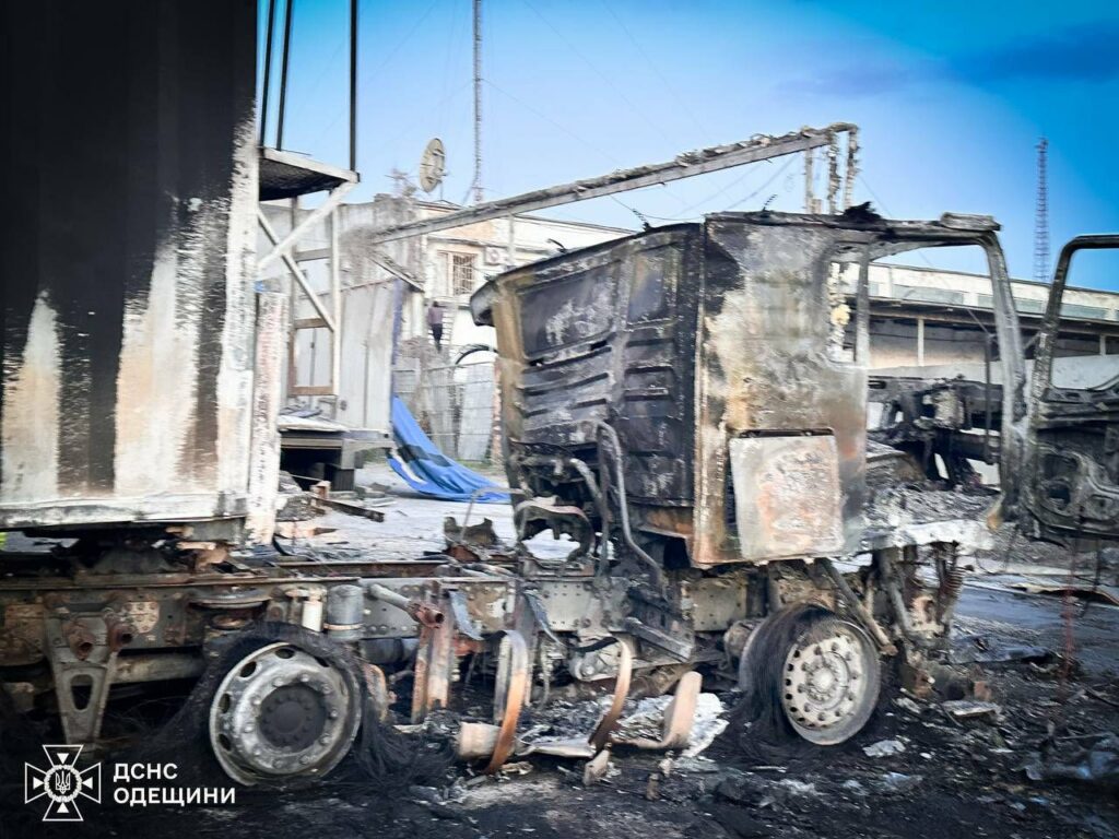 Последствия ночной атаки на Одесскую область: огонь тушили почти 90 спасателей