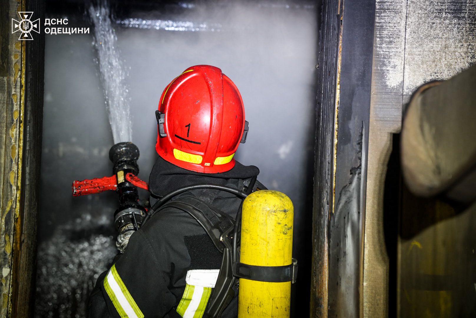 Шесть десятков спасателей тушили пожар в 16-этажке в Одессе (фото, видео)