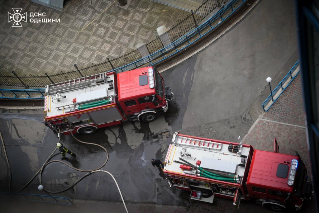 Шесть десятков спасателей тушили пожар в 16-этажке в Одессе (фото, видео)