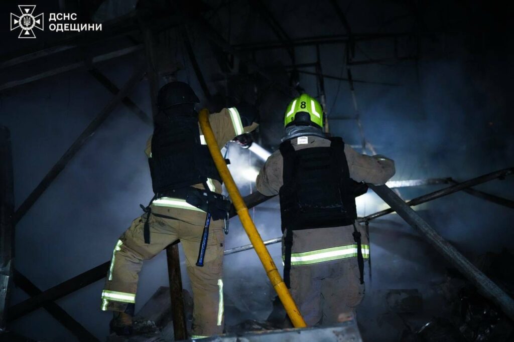 Последствия ночной атаки на Одесскую область: огонь тушили почти 90 спасателей