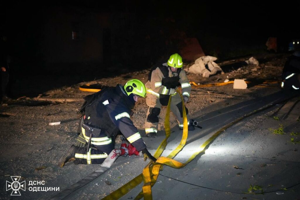 Последствия ночной атаки на Одесскую область: огонь тушили почти 90 спасателей