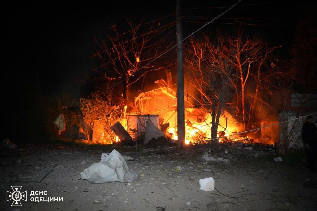 Последствия ночной атаки на Одесскую область: огонь тушили почти 90 спасателей