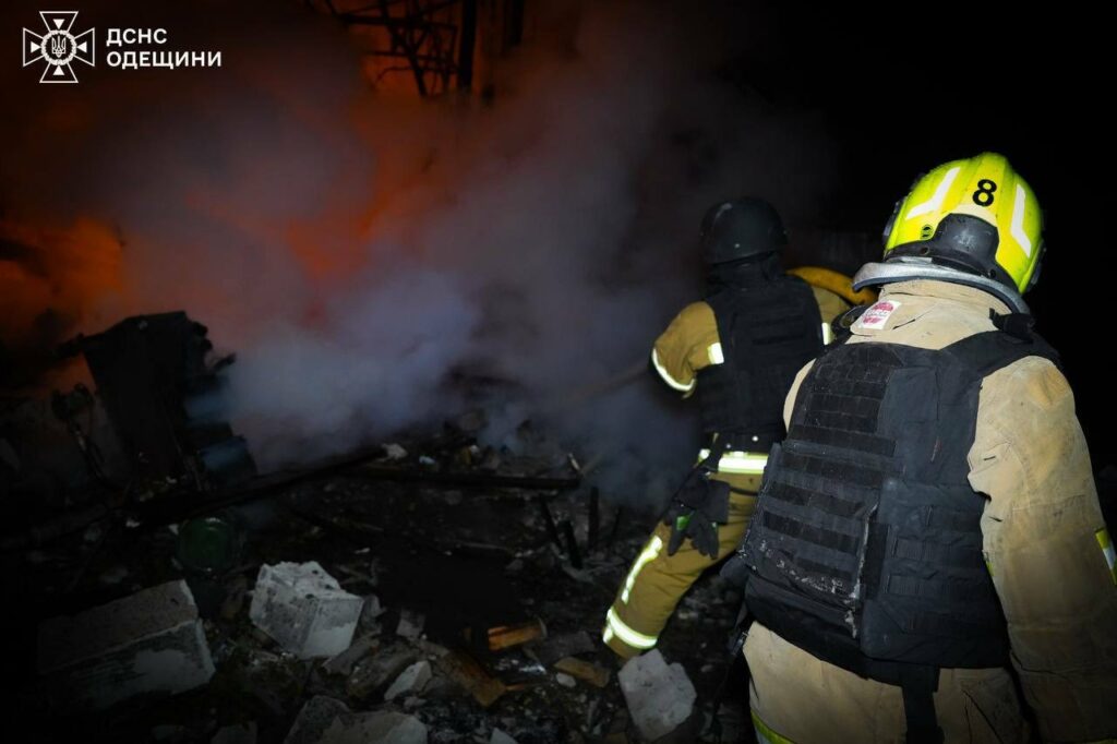 Последствия ночной атаки на Одесскую область: огонь тушили почти 90 спасателей