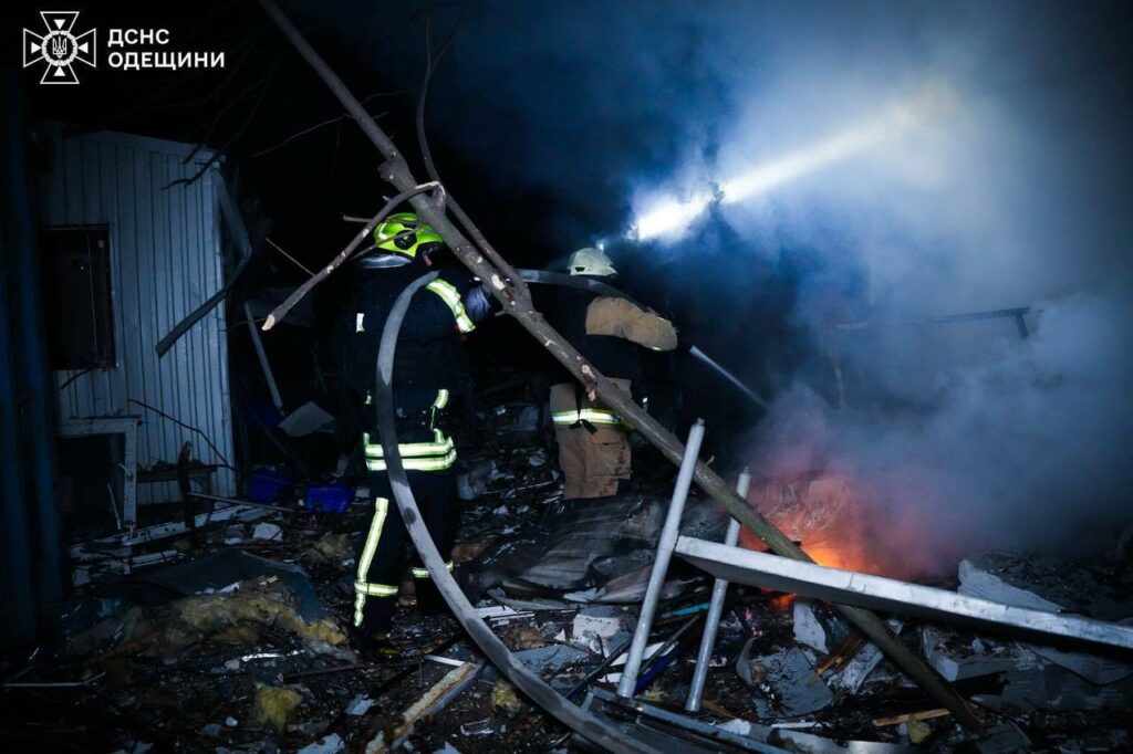Последствия ночной атаки на Одесскую область: огонь тушили почти 90 спасателей