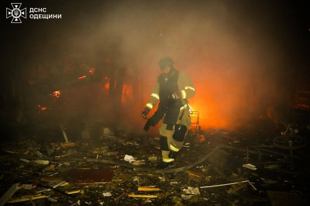 Последствия ночной атаки на Одесскую область: огонь тушили почти 90 спасателей