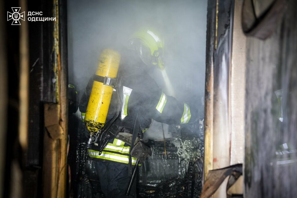 Шесть десятков спасателей тушили пожар в 16-этажке в Одессе (фото, видео)